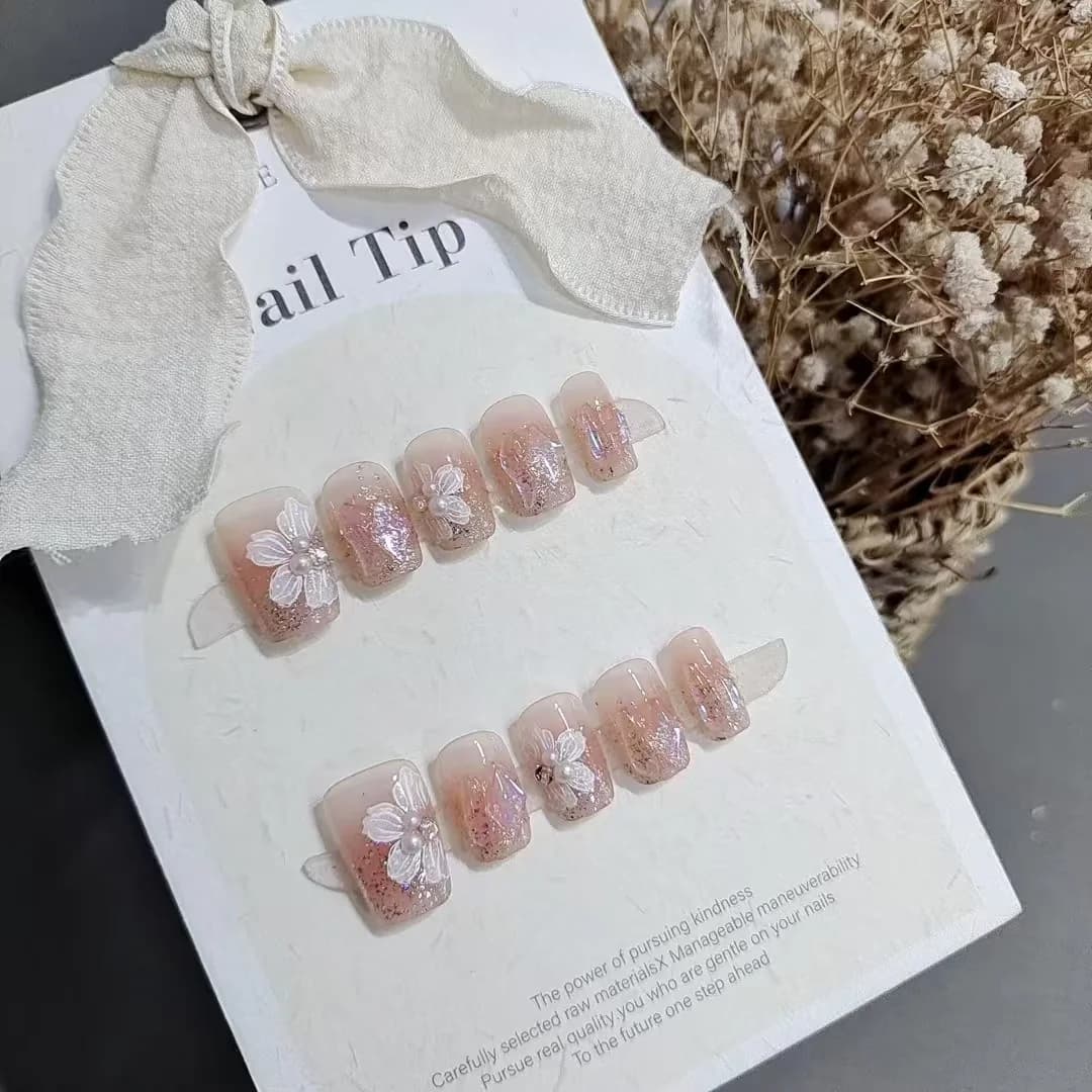 Korte ballerina falske negler med perle- og blomsterdesign