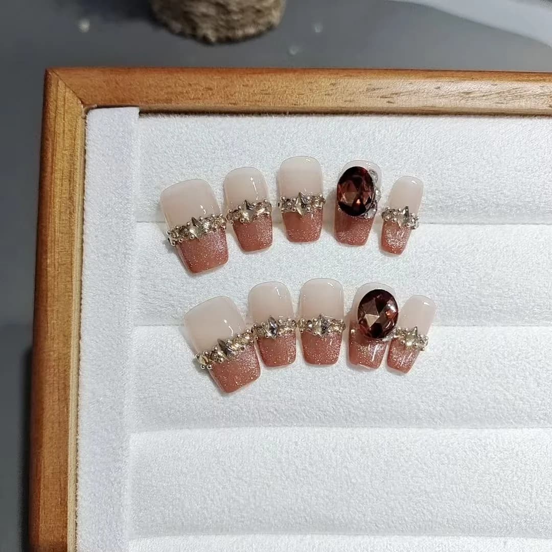 Press-on negler med franske tupper, katteøye-effekt og rhinestones