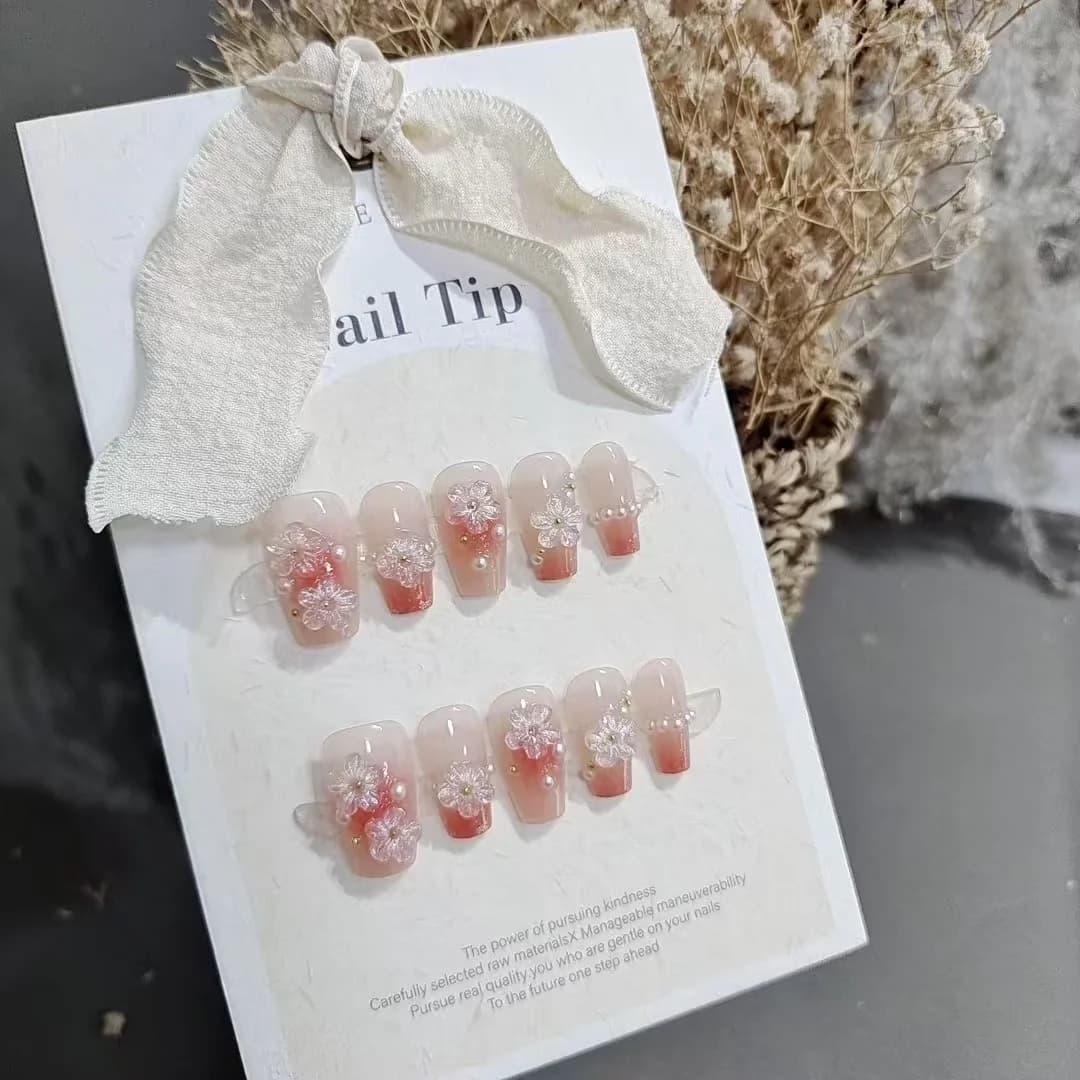 Blomster press-on negler, kort kisteform, søt blush-design, 10 stykker