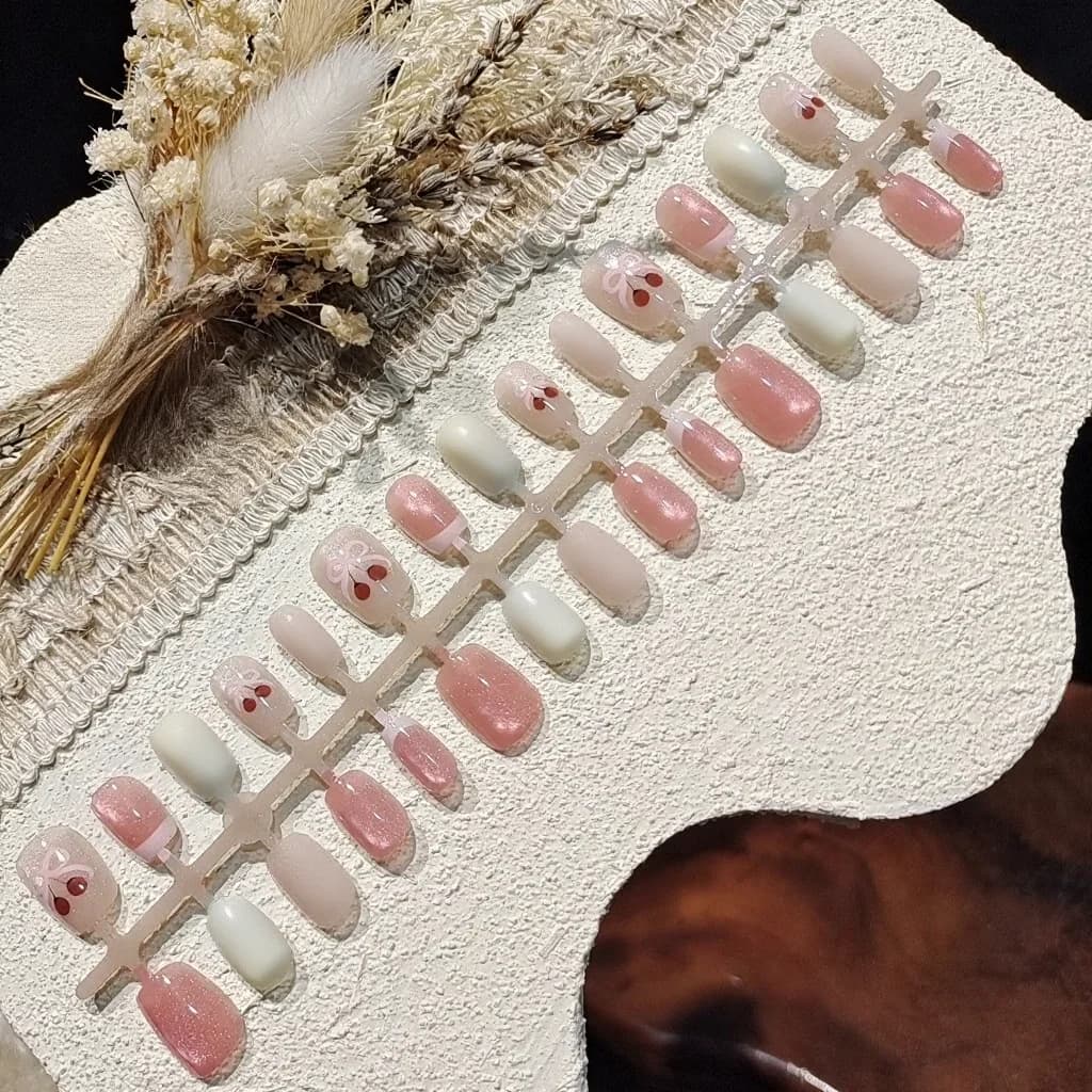Kirsebær katteøye press-on negler rosa glitter kort ballerina stil
