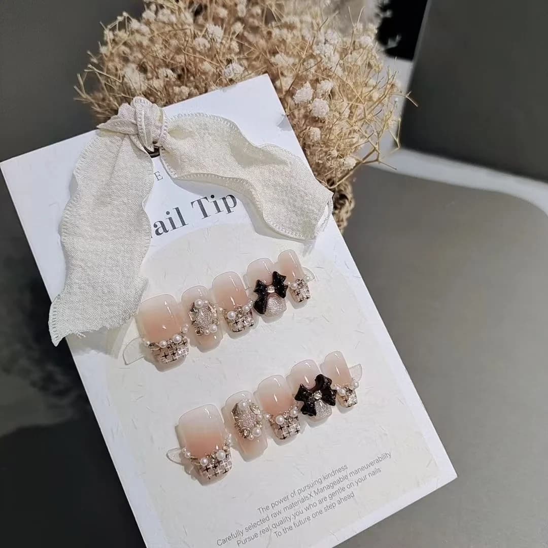 Pålimbare negler, kort kisteform, rutete med sommerfugl, rhinestone og perle