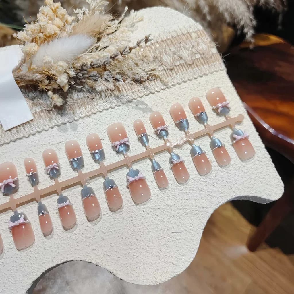 Blå krystall rosa sommerfugl press-on negler med katteøye french tip