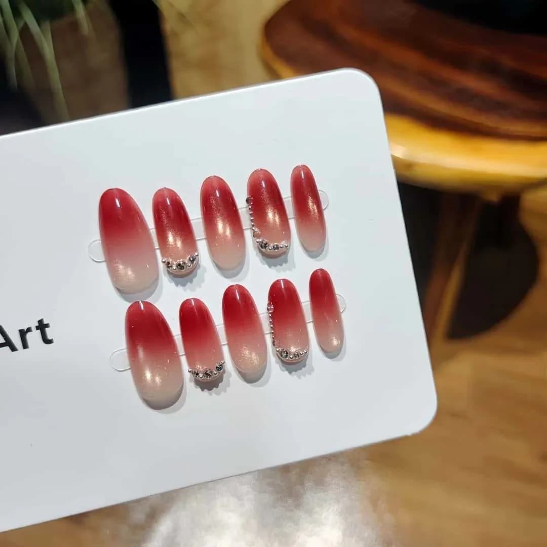 Røde kattesøy negler med rhinestones, medium oval form