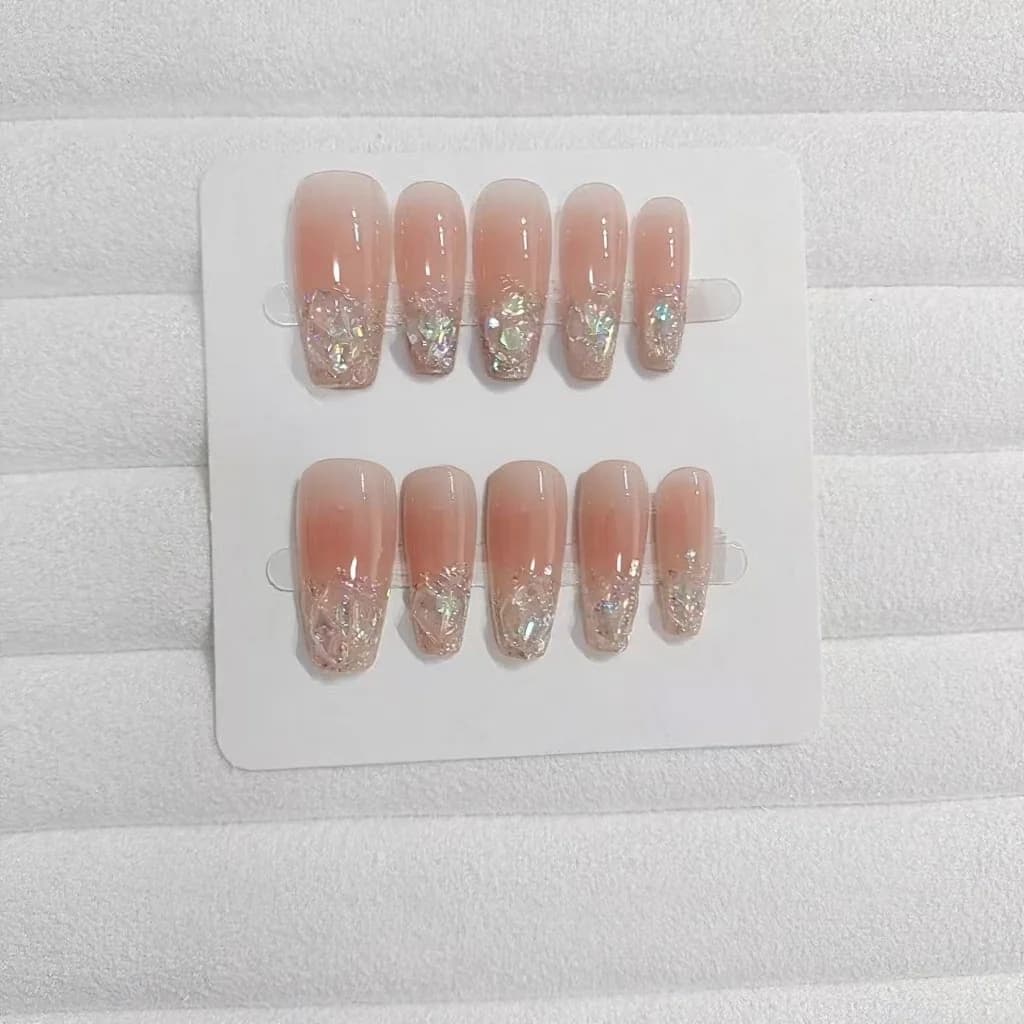 Korte/mellomlange kisteformede kunstige negler med glitter, rhinsten og blushrosa