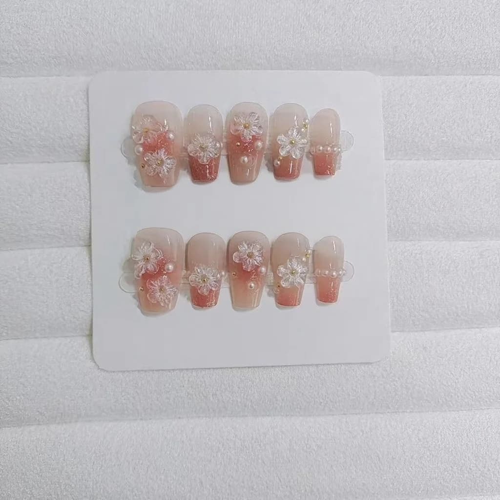 Blomster press-on negler, kort kisteform, søt blush-design, 10 stykker