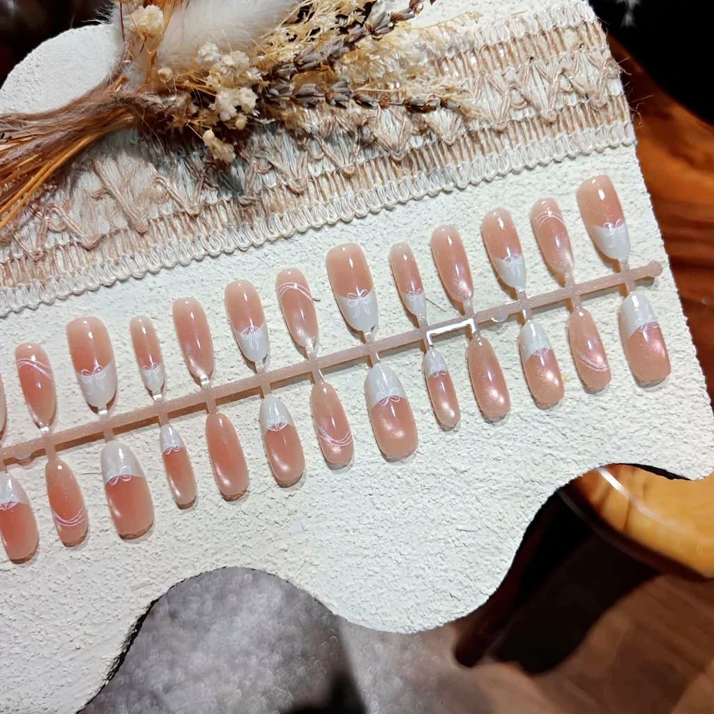 Melkehvit Cat Eye Lim På Negler, Medium Oval Form, 30 stk