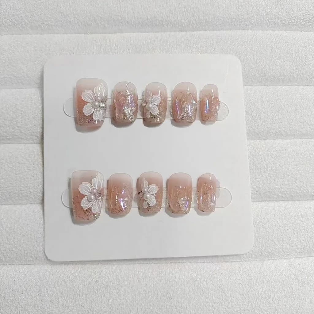 Korte ballerina falske negler med perle- og blomsterdesign