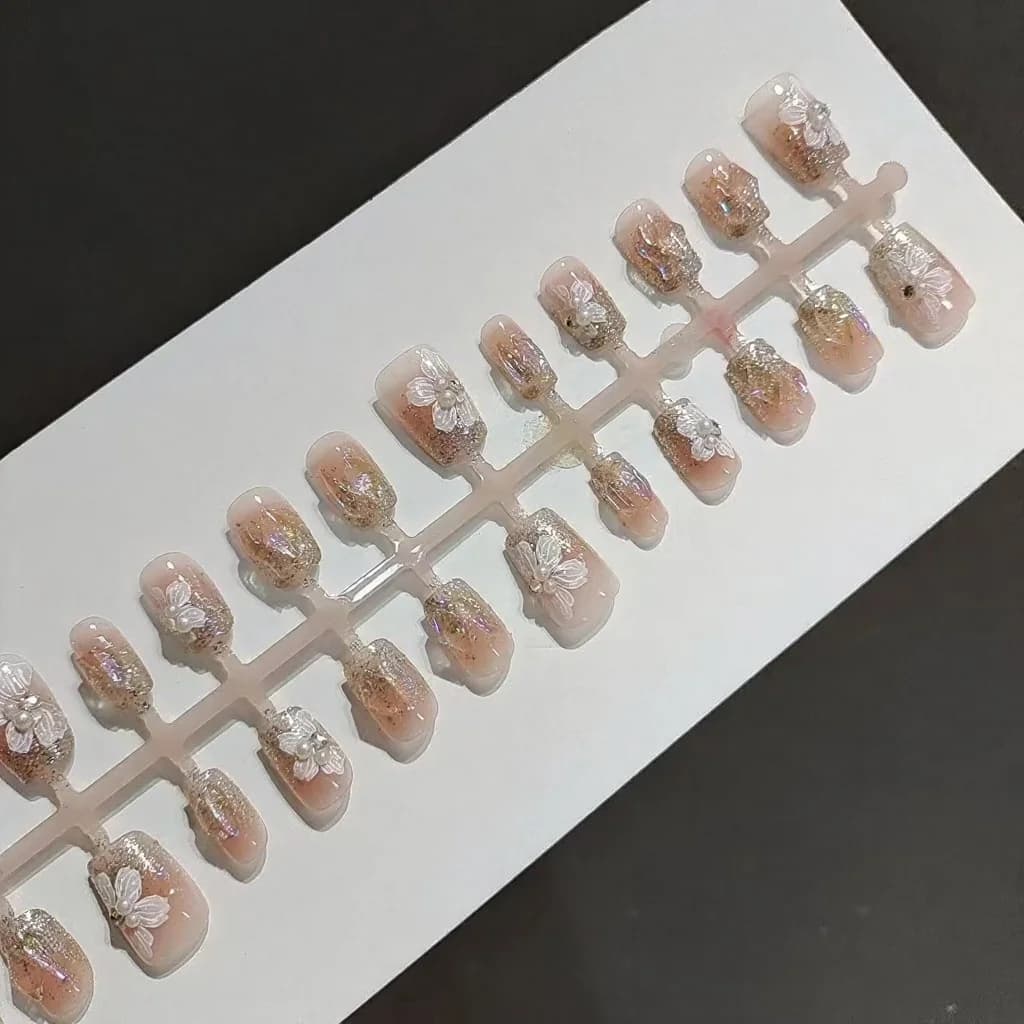 Trykk-på negler med perler og rhinsten, kort firkantet blomsterdesign