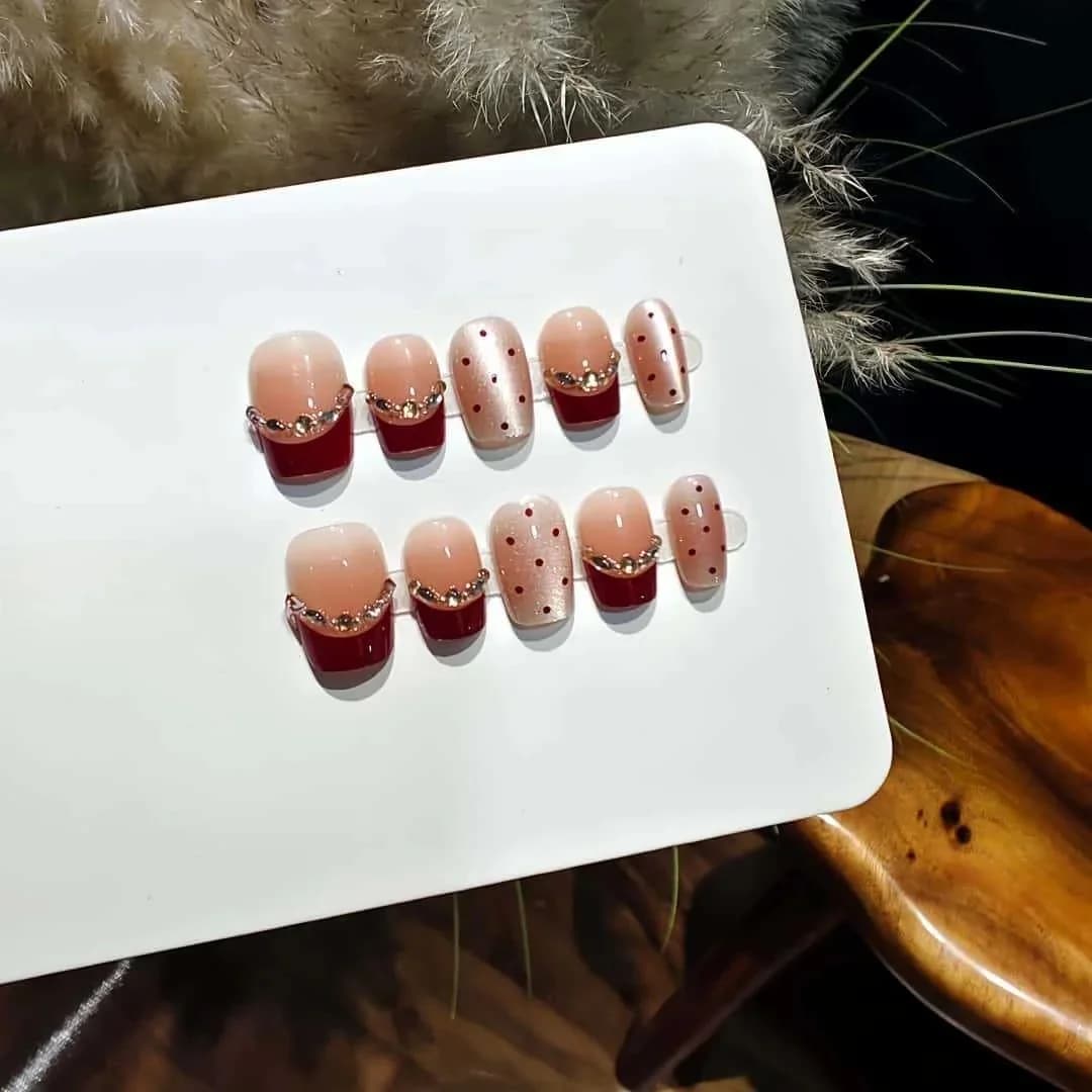Rød Brownie Cat Eye Kunstnegler med Strass