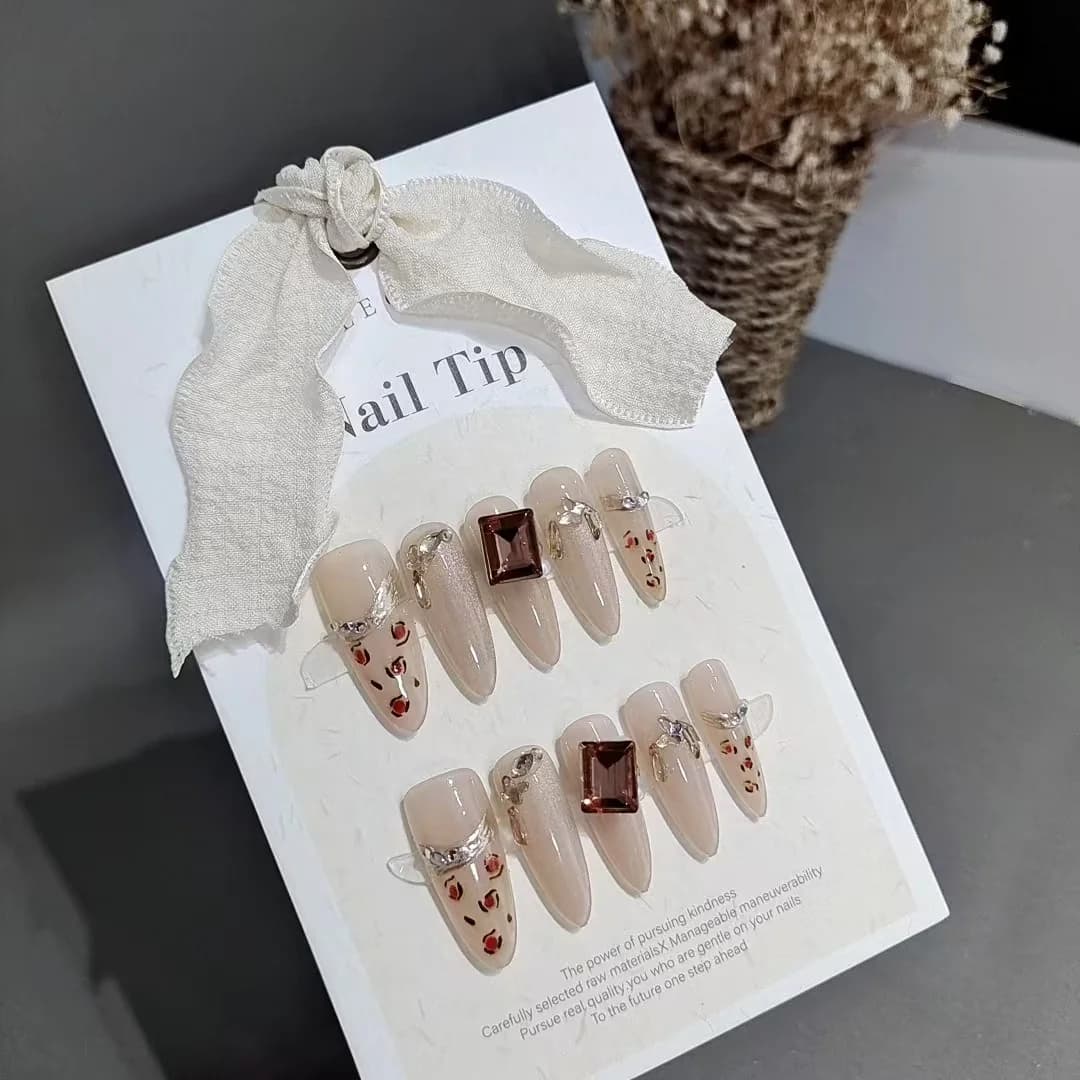 Press-on negler med leopardmønster og strass, lang stilettform