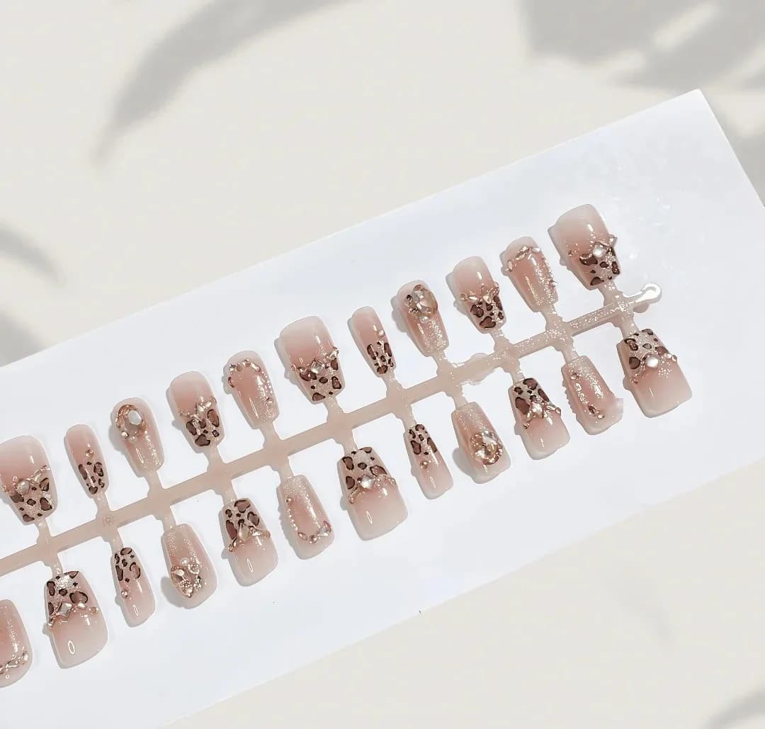 Leopardmønster pålimbare negler med rhinestones og glitter