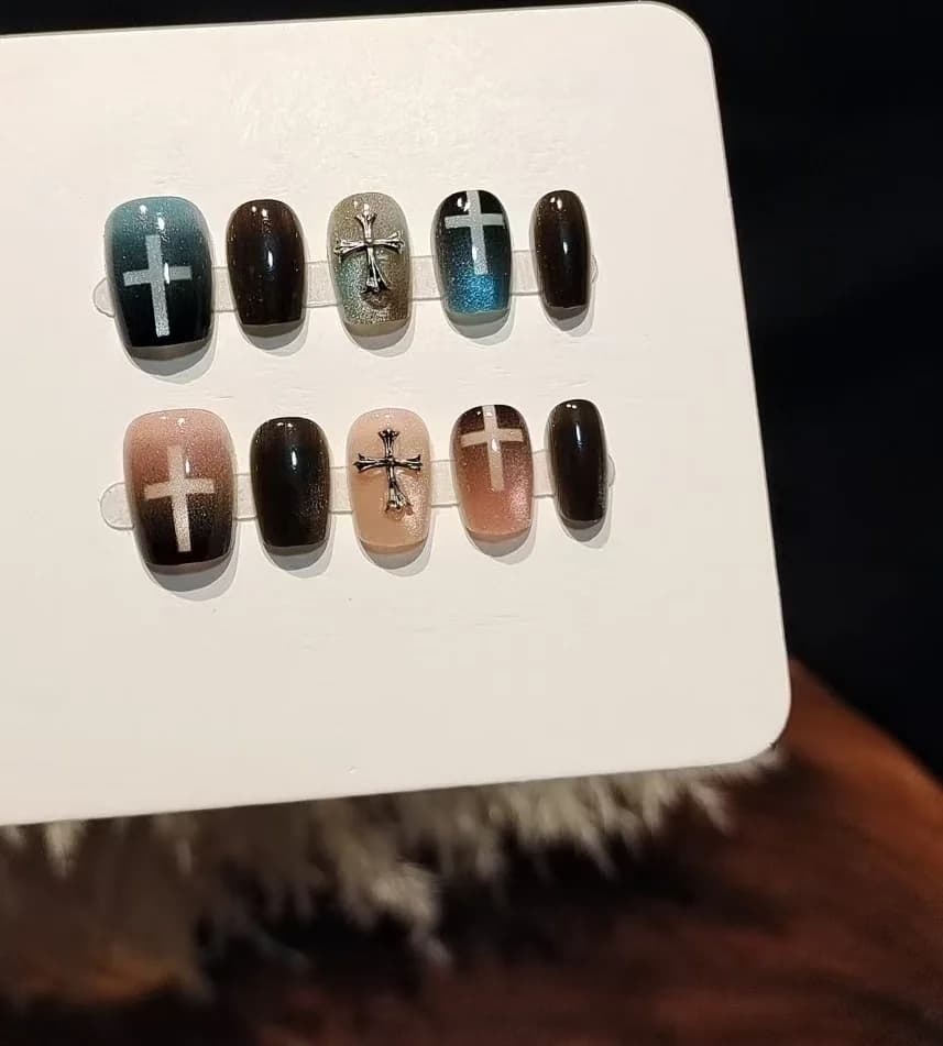 Blå og rosa katteskinne falske negler med glassperler og korsdesign