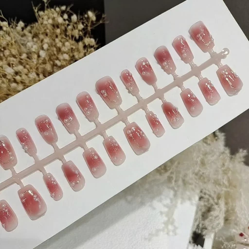 Pålimbare negler, kort kisteform, plomme-blush blomster- og sommerfugldesign, 30 biter