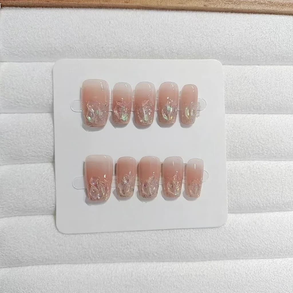 Korte/mellomlange kisteformede kunstige negler med glitter, rhinsten og blushrosa
