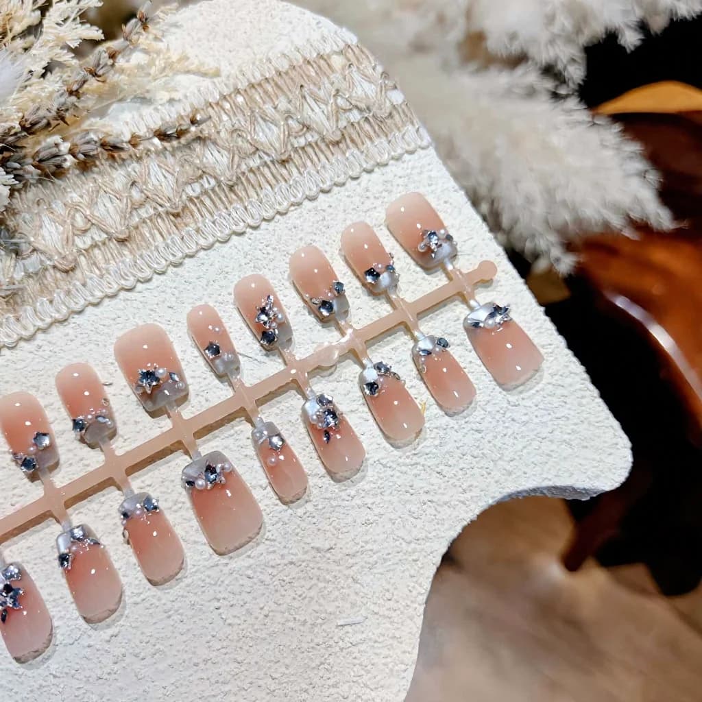Blå press-on negler med fransk spiss, perler og rhinestones