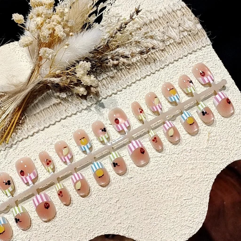 Korte ballerina kunstige negler, katteøye candy-stil med rhinestones