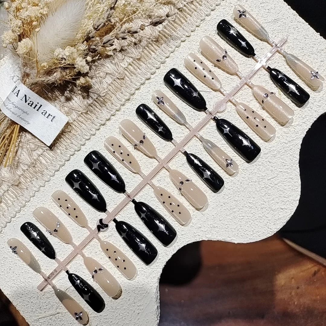 Stiletto falske negler med rhinestones, mørkt stjernehimmeldesign