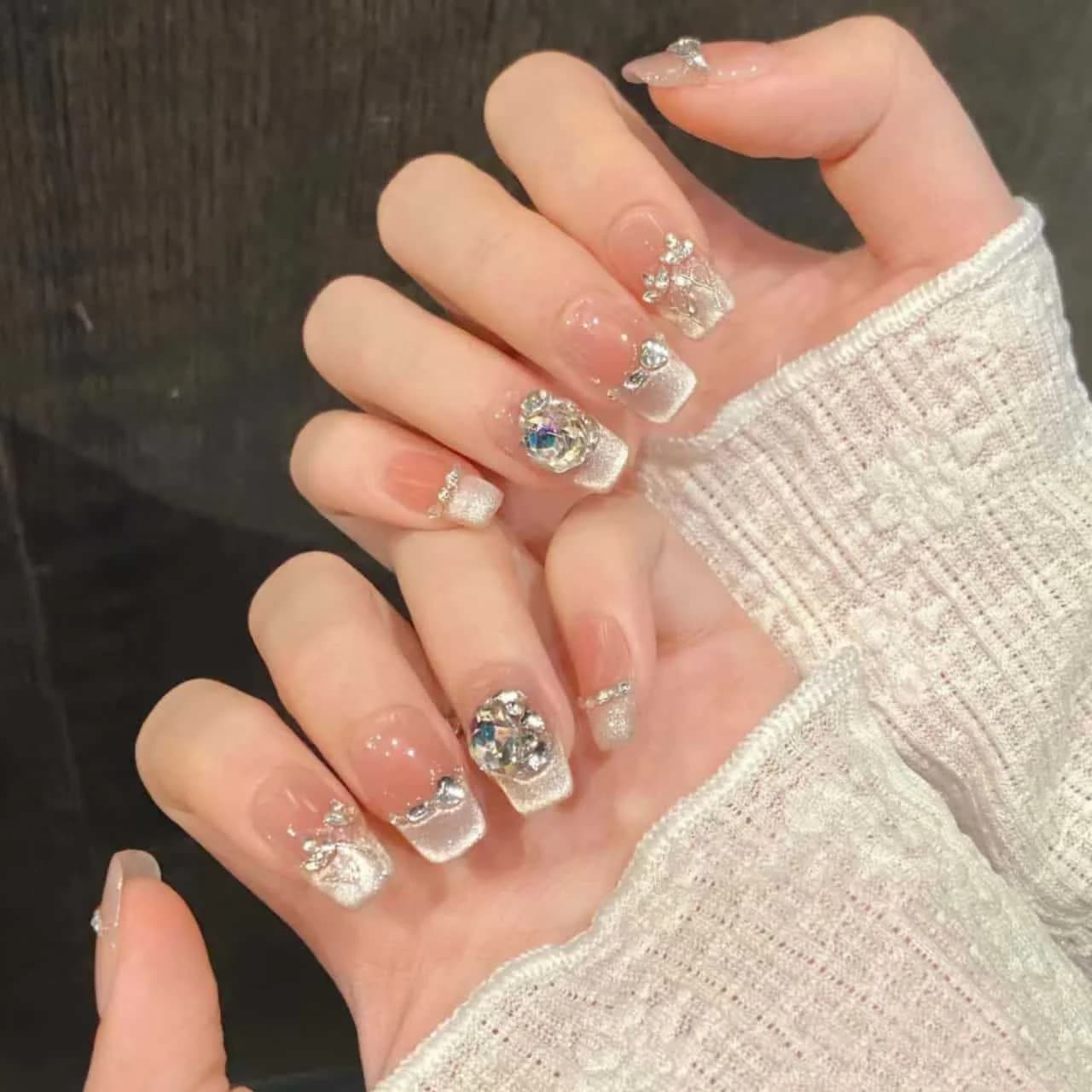 Rose-blomster glitter pålimbare negler, kort kisteform, rhinestone-manikyr