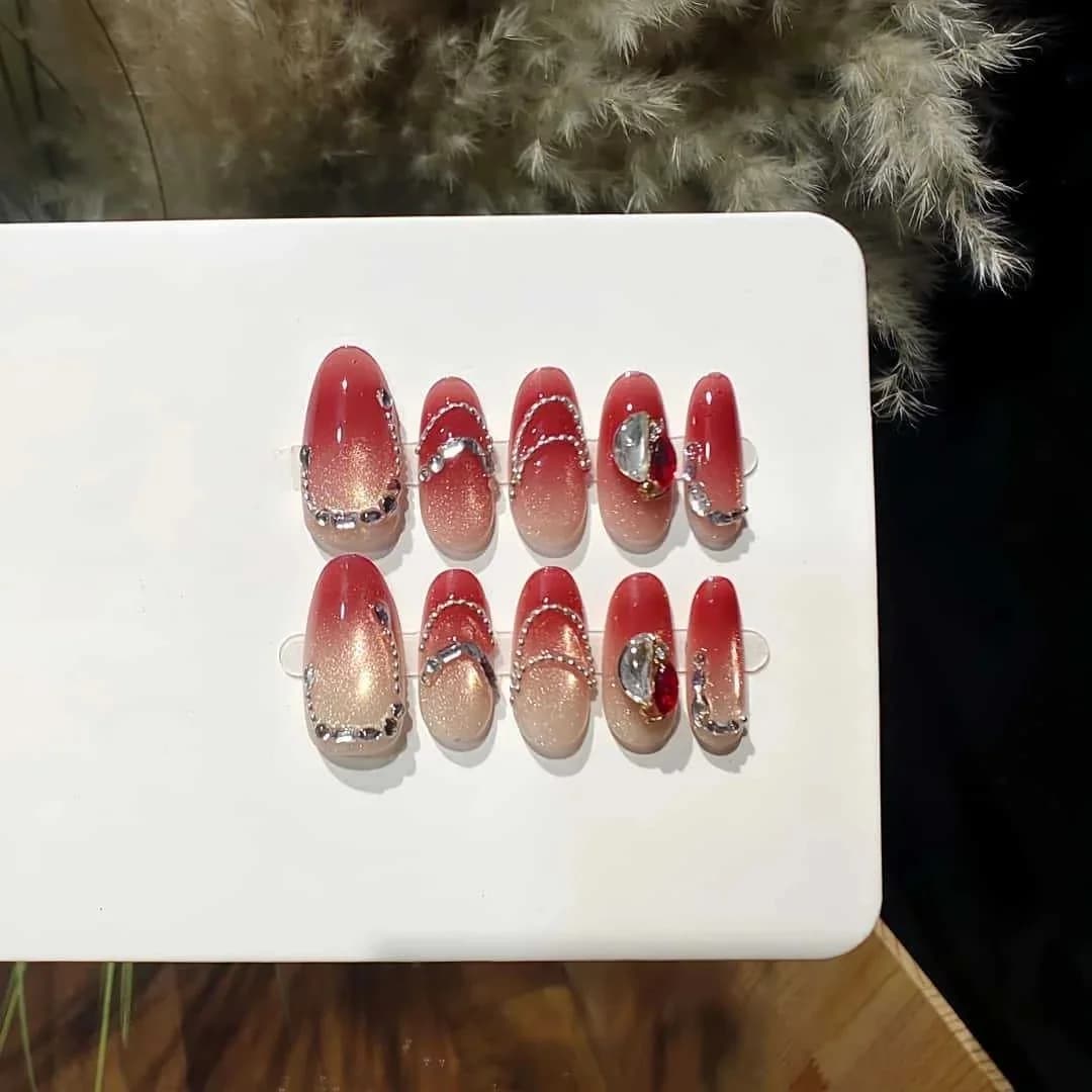 Roserøde kattøye negler med rhinestones og kjeder