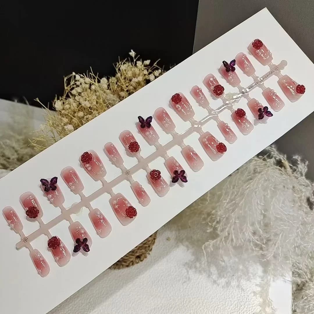 Press-on negler, kort kisteform med plomme-blush gradient, blomster og sommerfugler, 30 deler