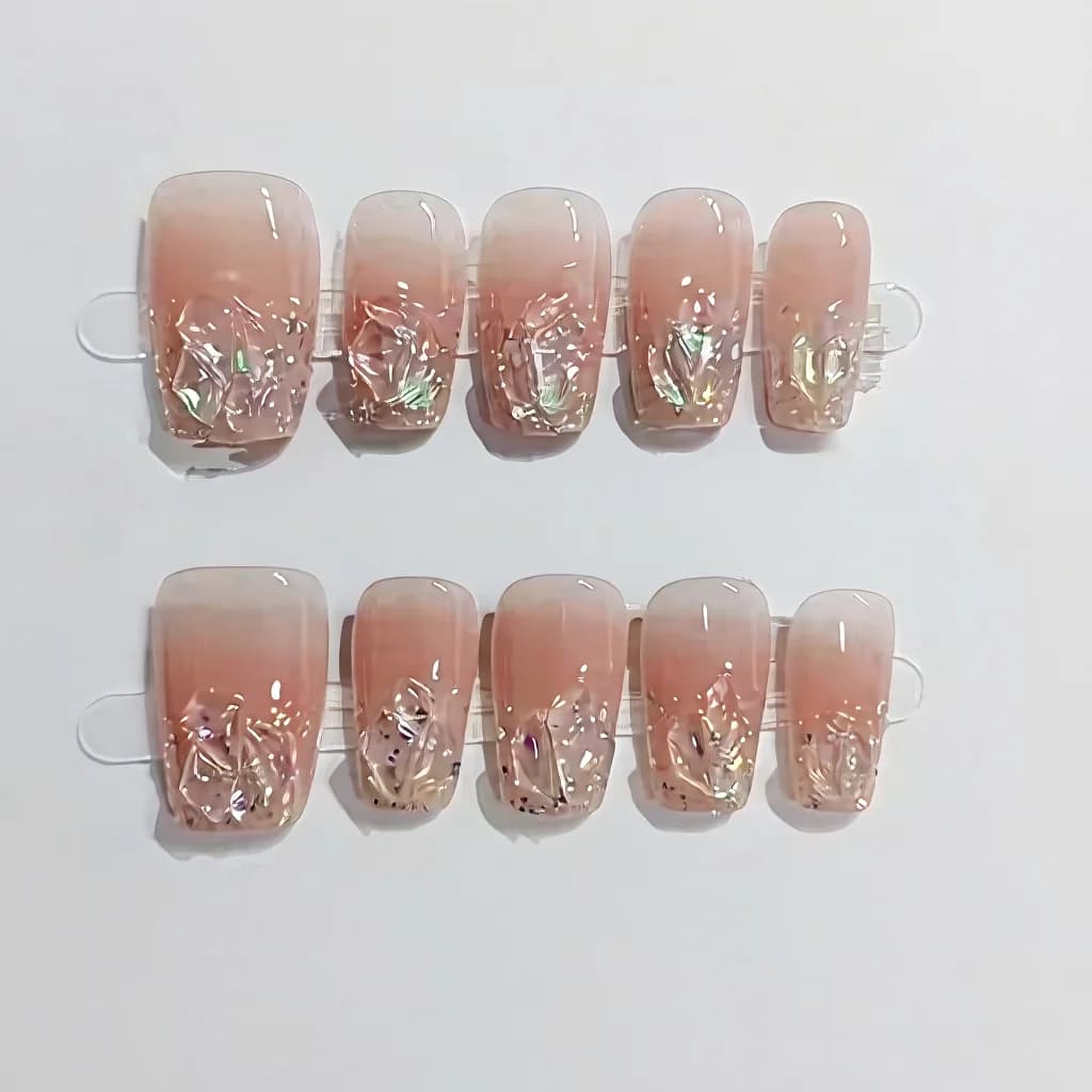 Korte/mellomlange kisteformede kunstige negler med glitter, rhinsten og blushrosa