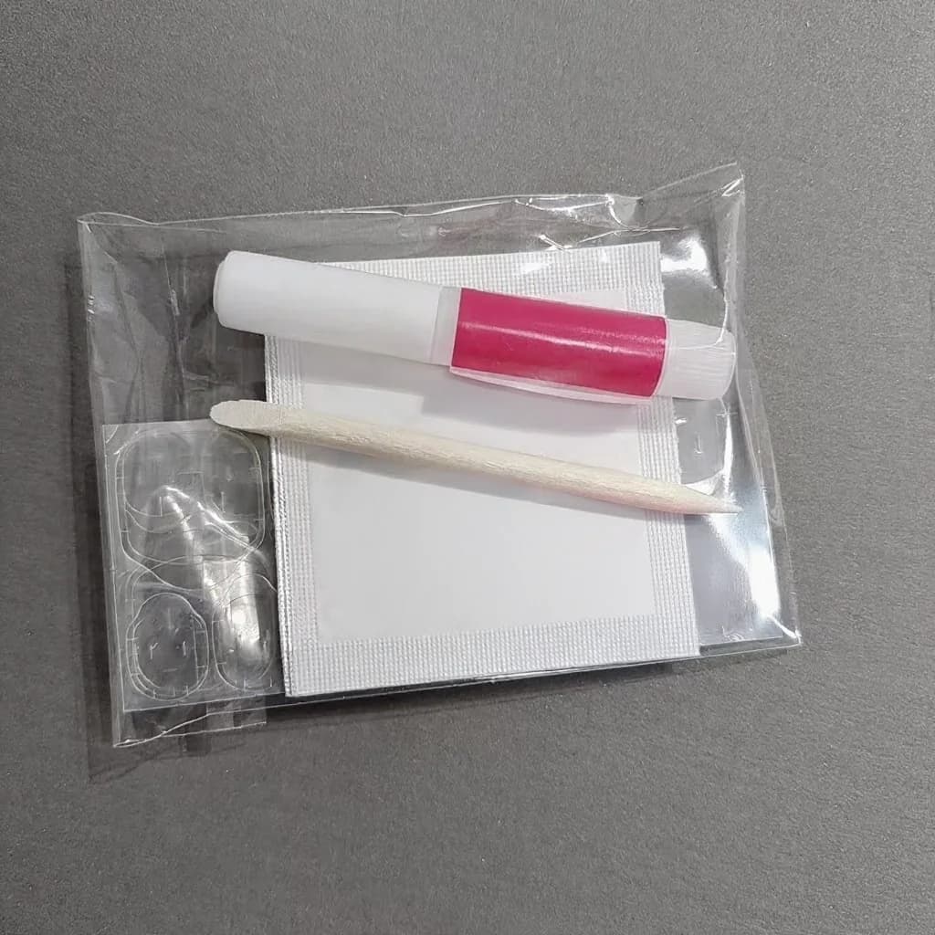 Verktøysett for press-on negler med limstrips, fil og fjerner