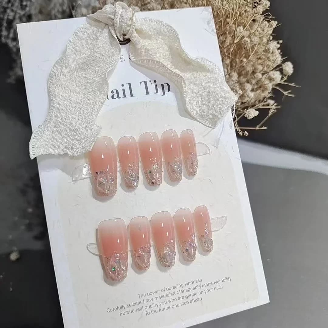 Korte/mellomlange kisteformede kunstige negler med glitter, rhinsten og blushrosa