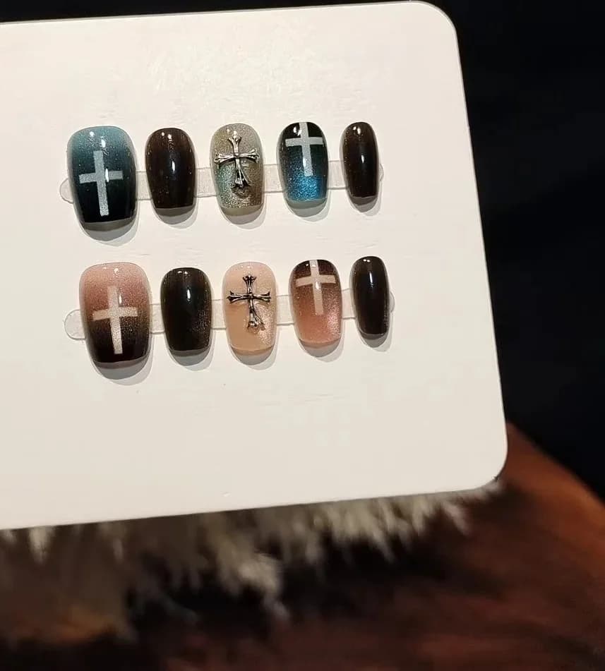 Blå og rosa Cat Eye kunstige negler med glassperler og korsdesign
