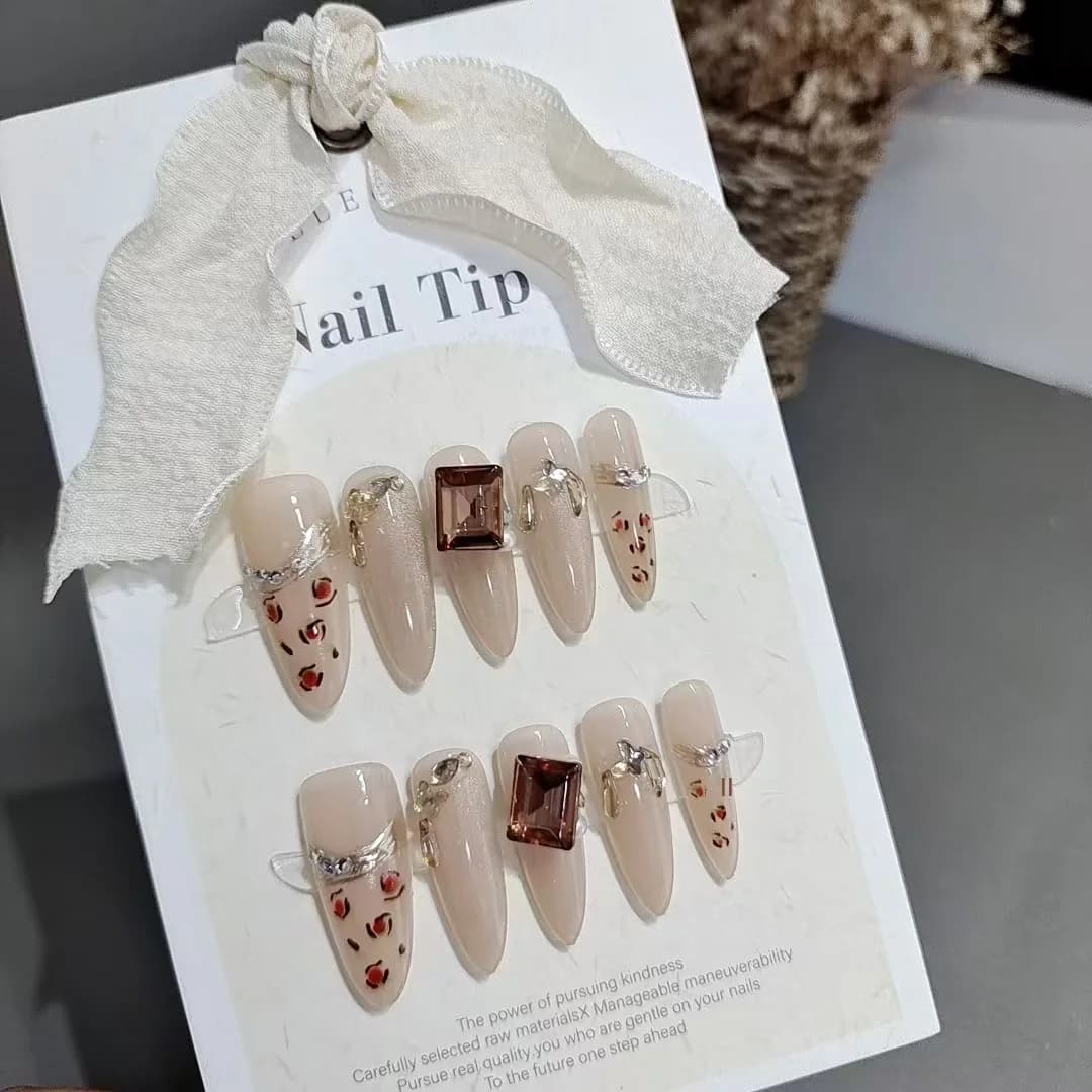 Press-on negler med leopardmønster og strass, lang stilettform