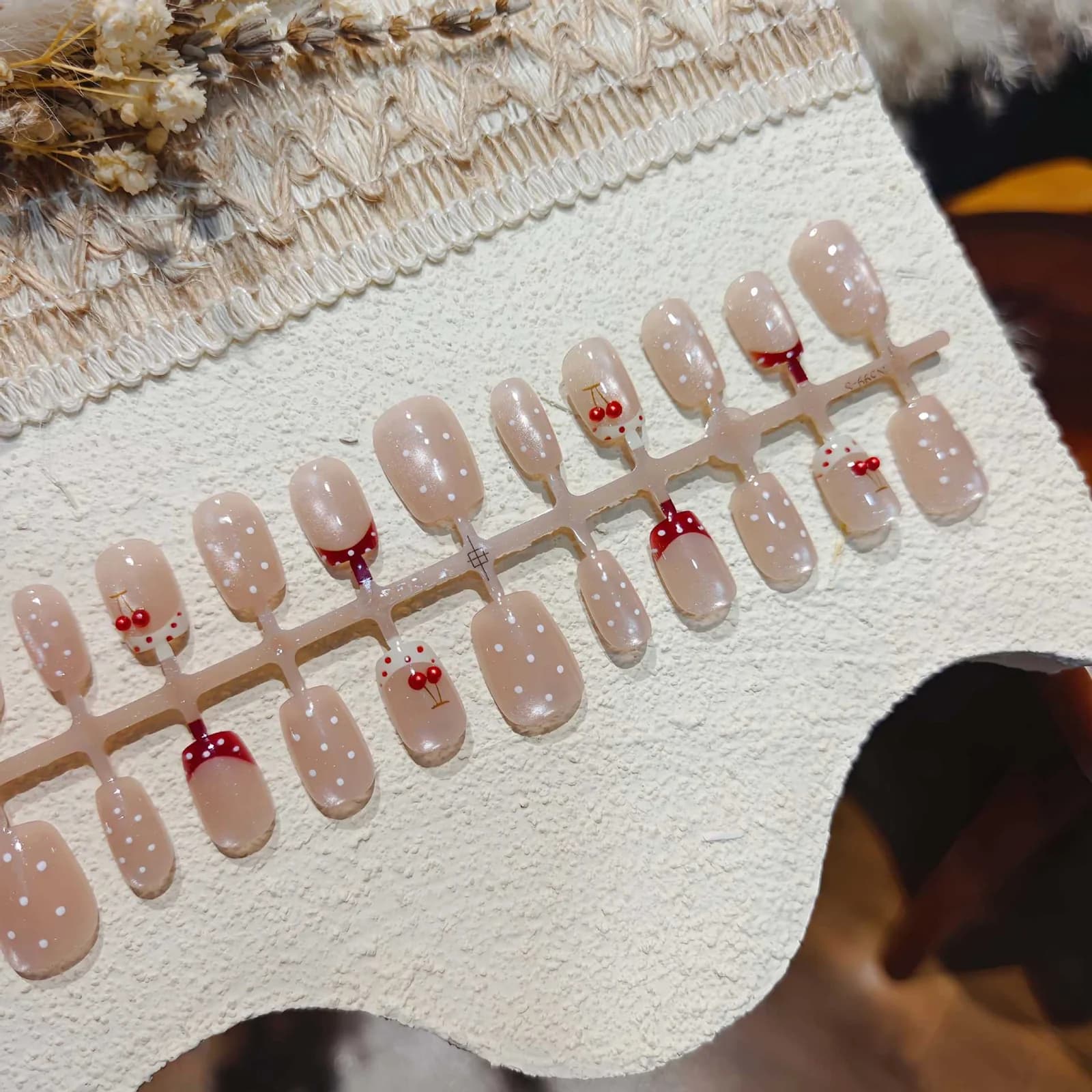 Prikkete kirsebær pålimbare negler med rhinestones, kort ballettform