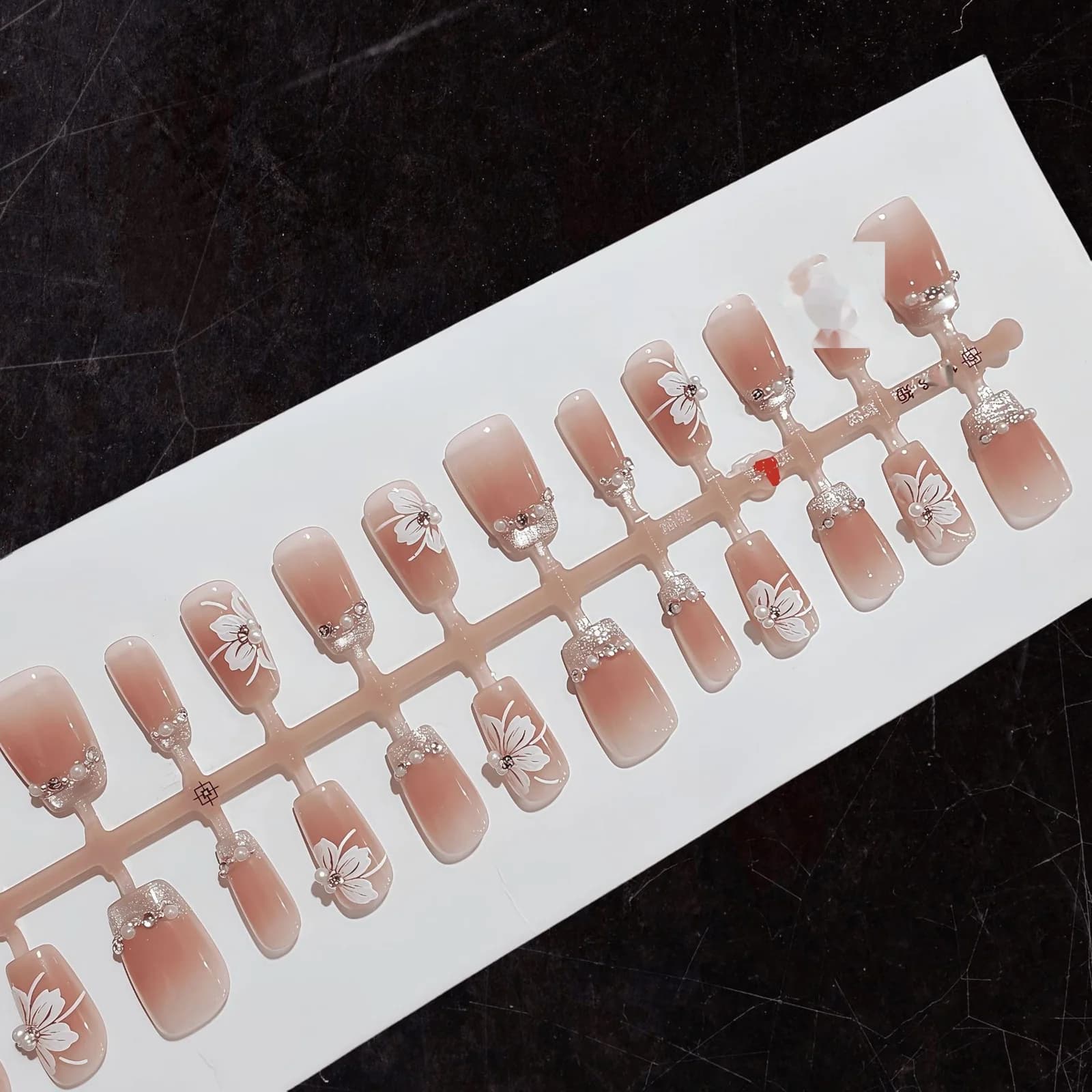 Cat Eye Lilje Press-on Negler med Perler og Rhinestones
