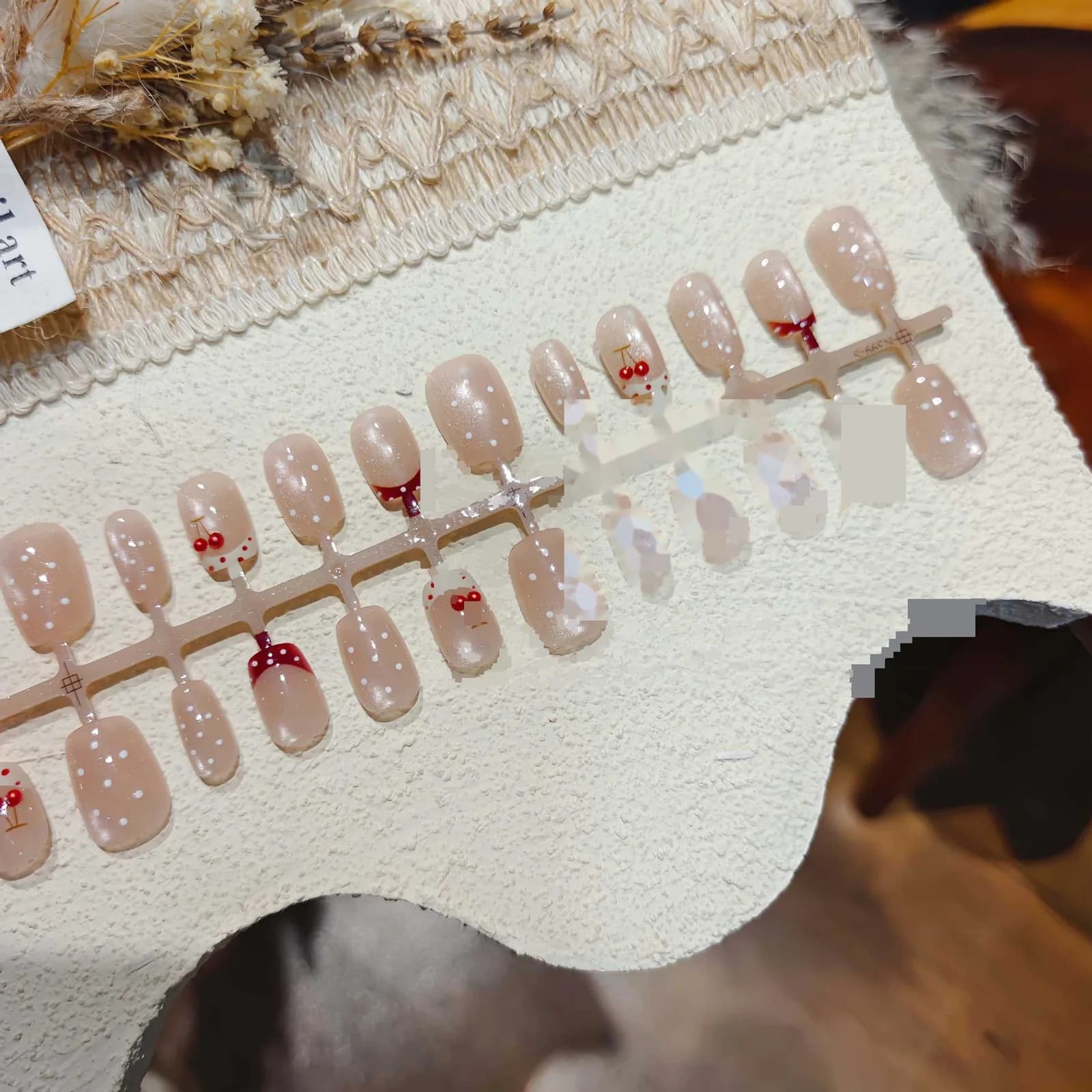 Prikkete kirsebær pålimbare negler med rhinestones, kort ballettform