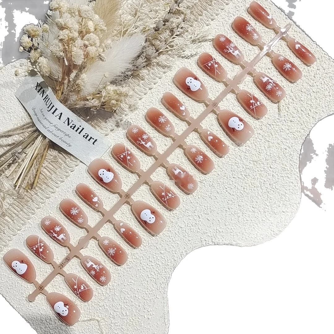 Vinterhjort falske negler med snøfnugg og blush-design