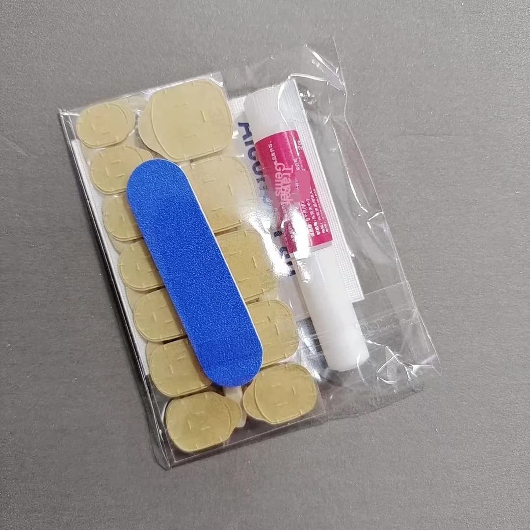 Verktøysett for press-on negler med limstrips, fil og fjerner
