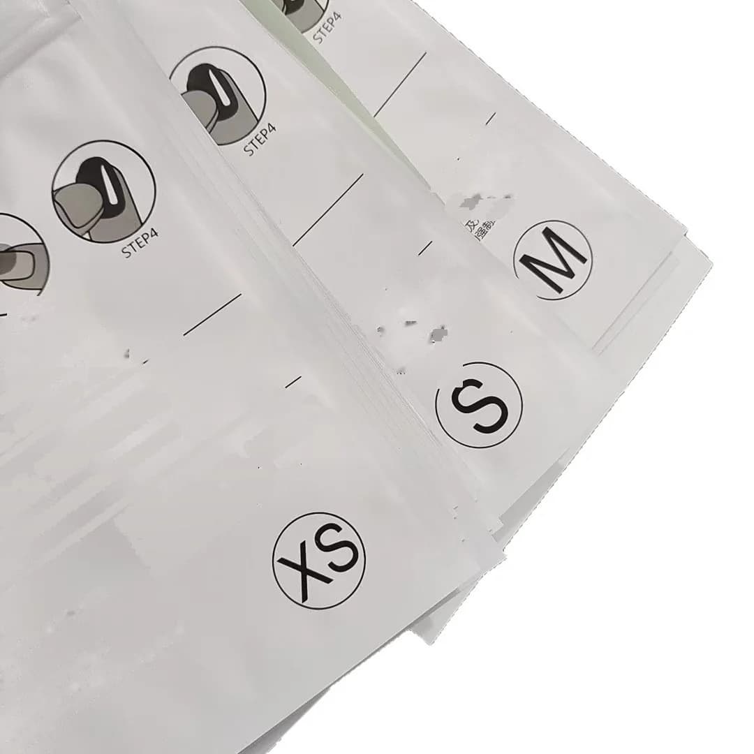 Sagegrønne plastposer med glidelås for oppbevaring av negleverktøy