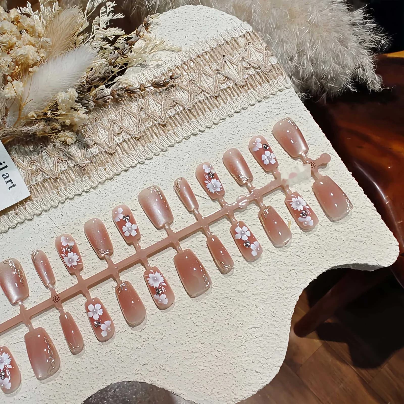 Kattøyenegler med blomster og perler