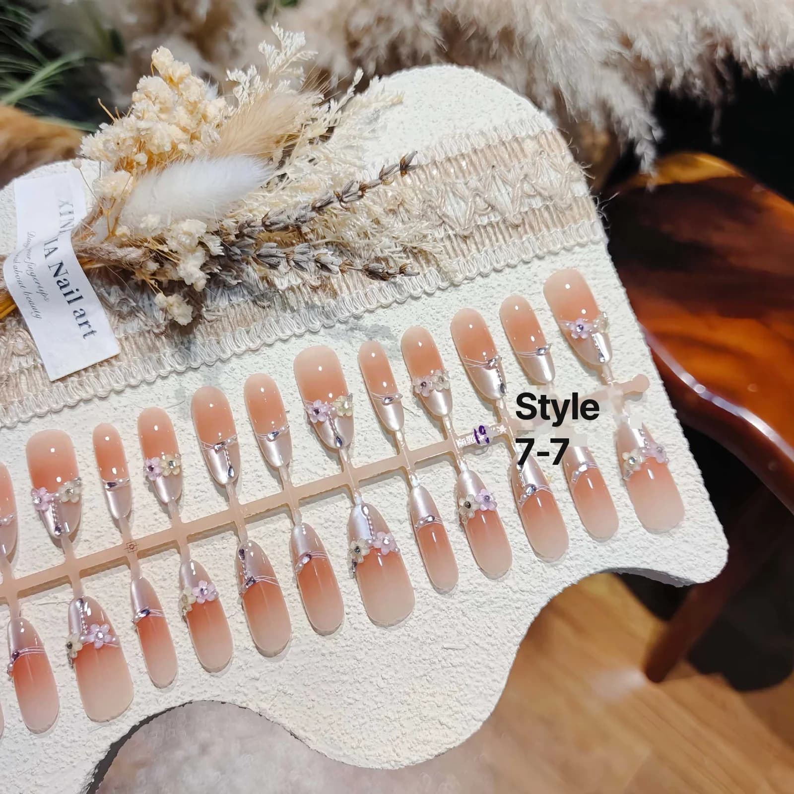 Blomster Cat Eye press-on negler, lang stilettform med krystaller