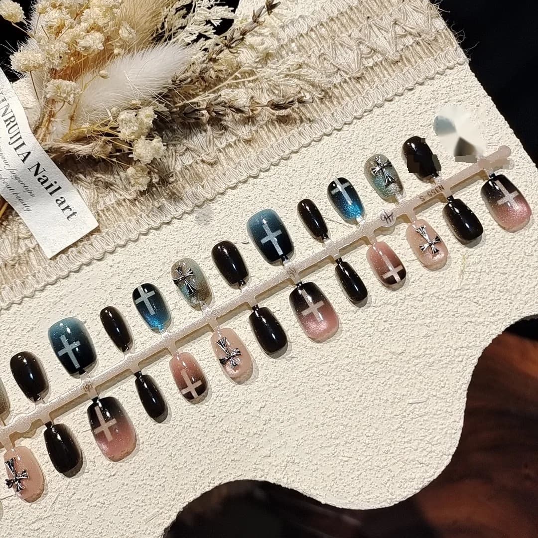 Blå og rosa katteskinne falske negler med glassperler og korsdesign