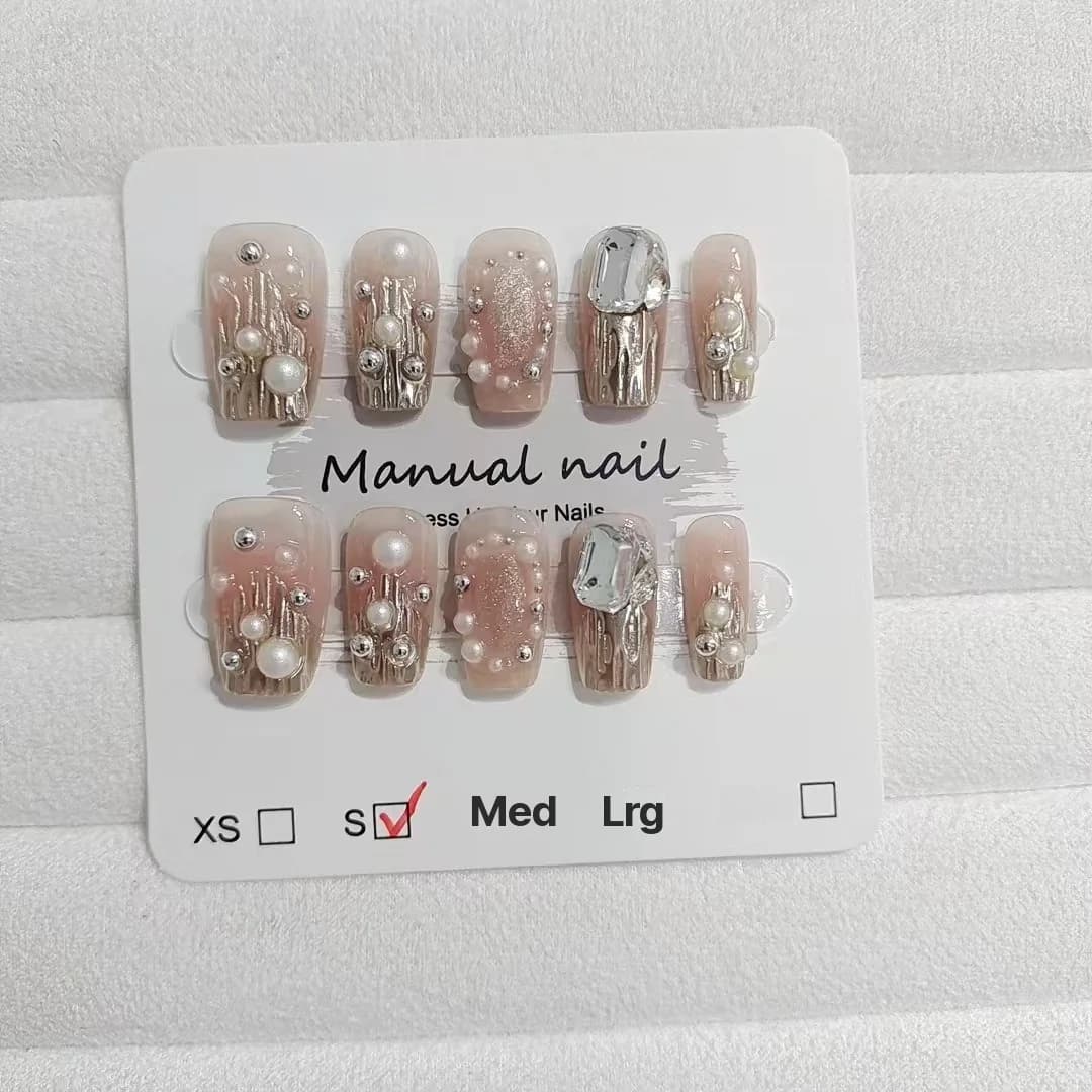 Gullfargete kunstige negler med rhinsten og perler, korte firkantede tupper med glitter