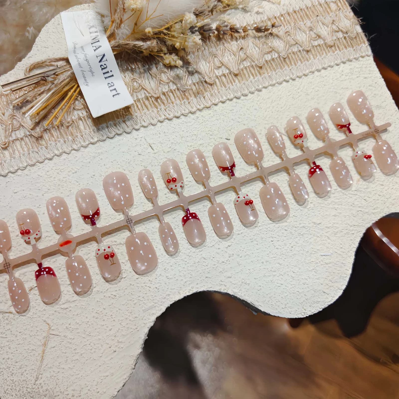 Prikkete kirsebær pålimbare negler med rhinestones, kort ballettform