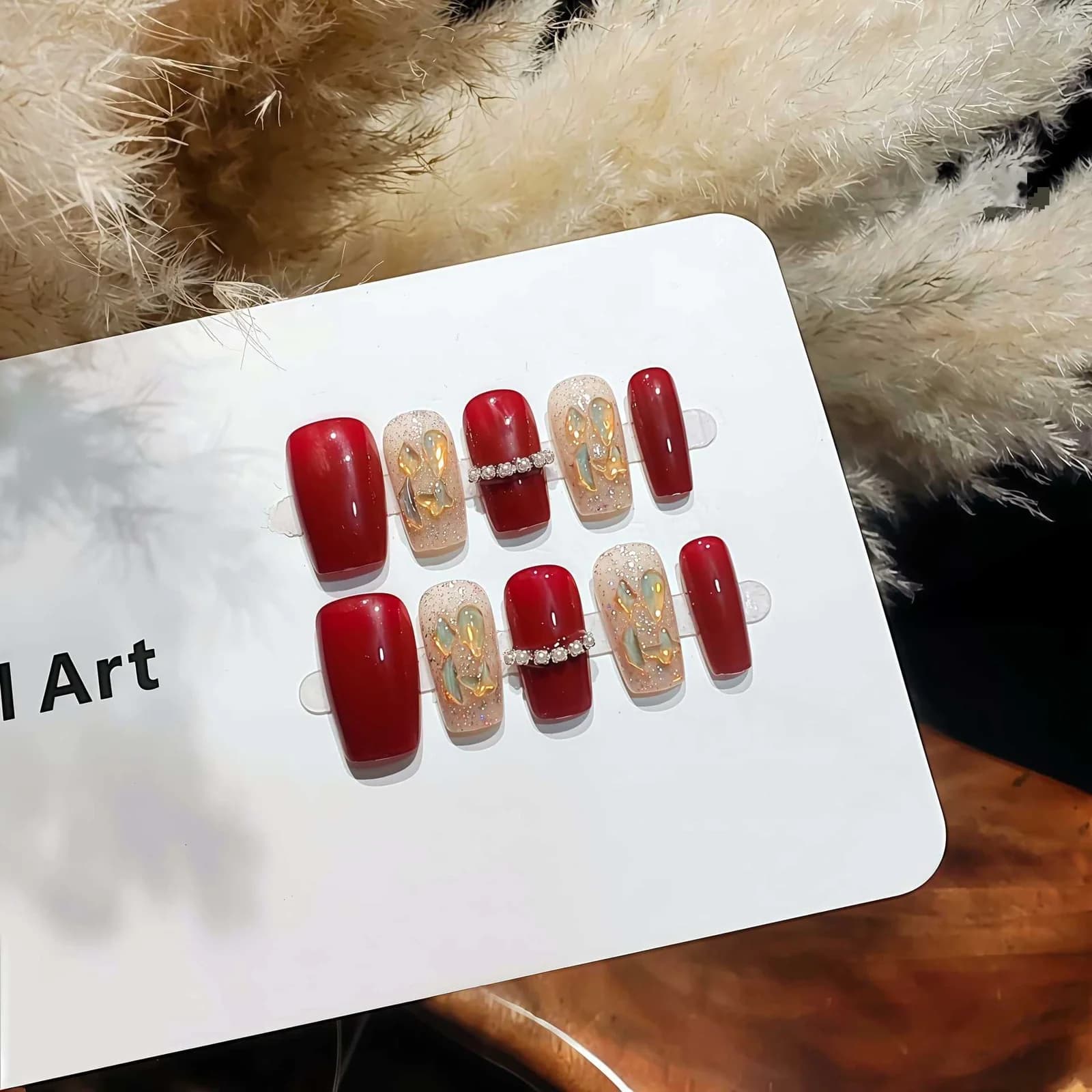 Røde Korte Firkantede Trykk-på Negler med Aurora Rhinestones