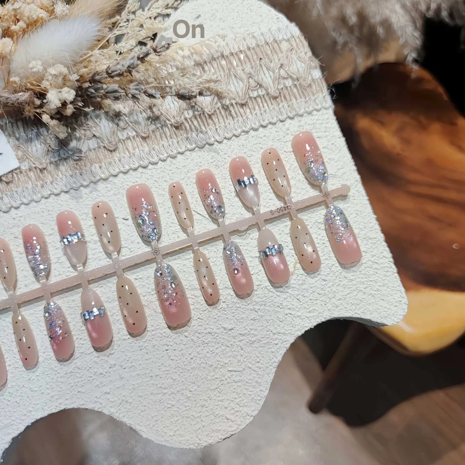 Nude Sølv Glitter Kunstige Negler Cat Eye Effekt Medium Oval Form