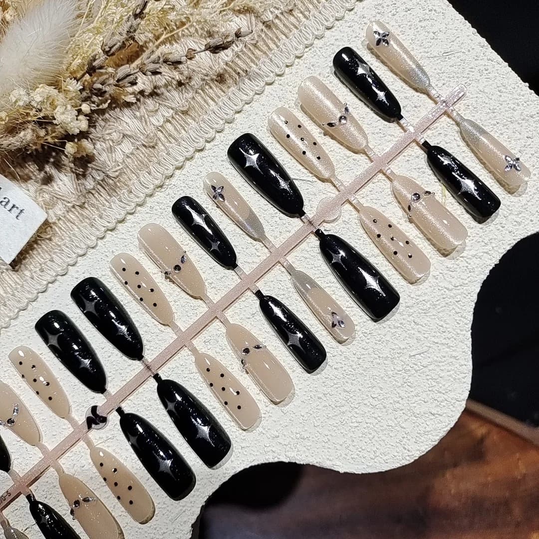 Stiletto falske negler med rhinestones, mørkt stjernehimmeldesign