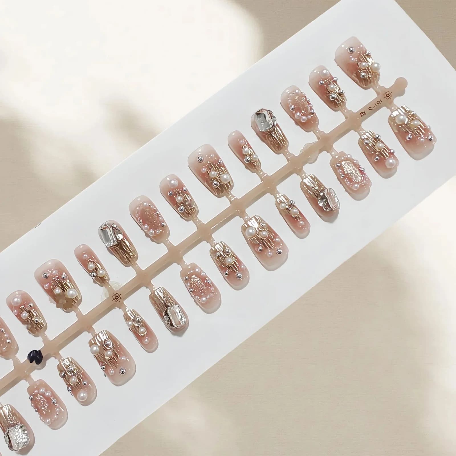 Gullfargete kunstige negler med rhinsten og perler, korte firkantede tupper med glitter