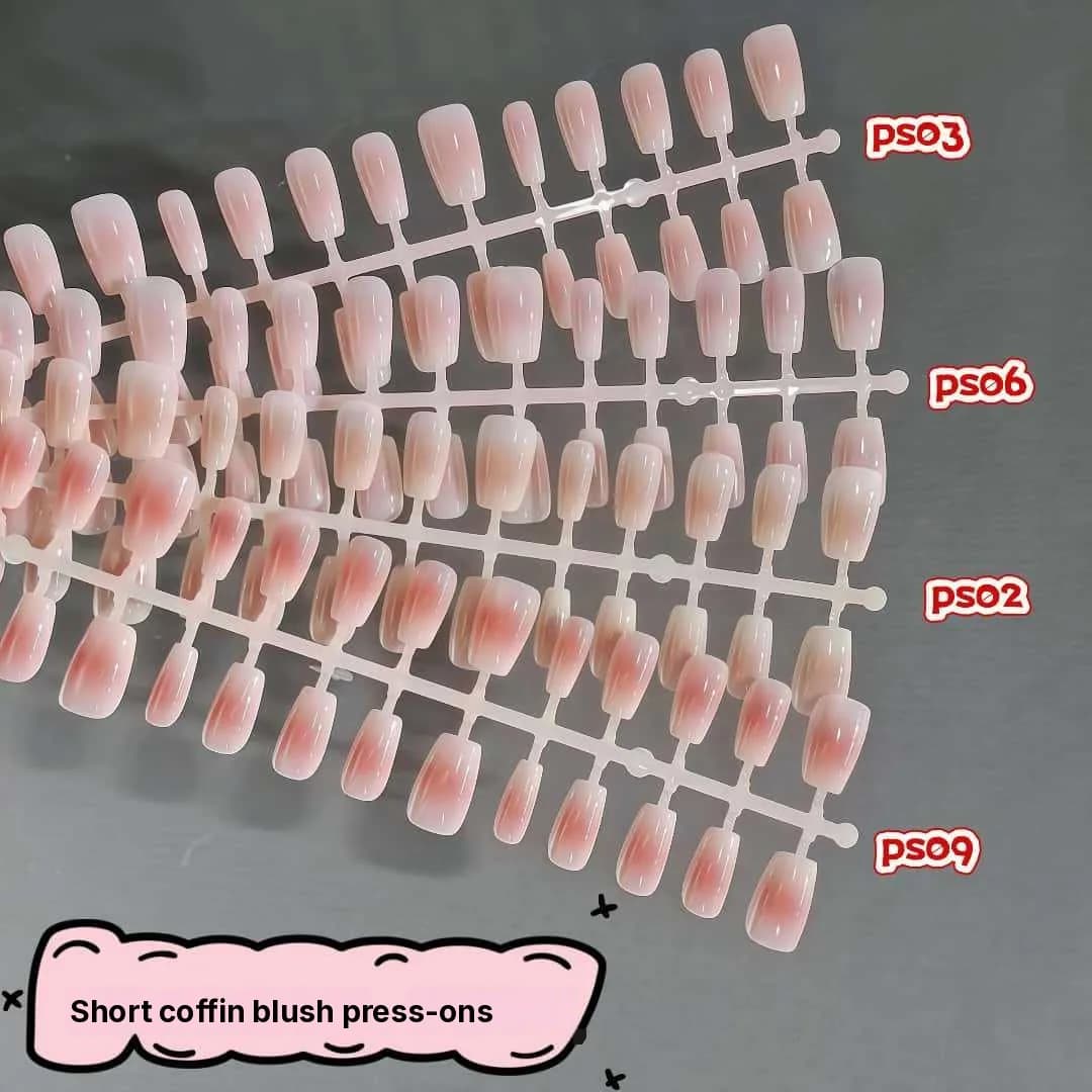 Press-on negler blush-design 30 stk kort medium kisteform