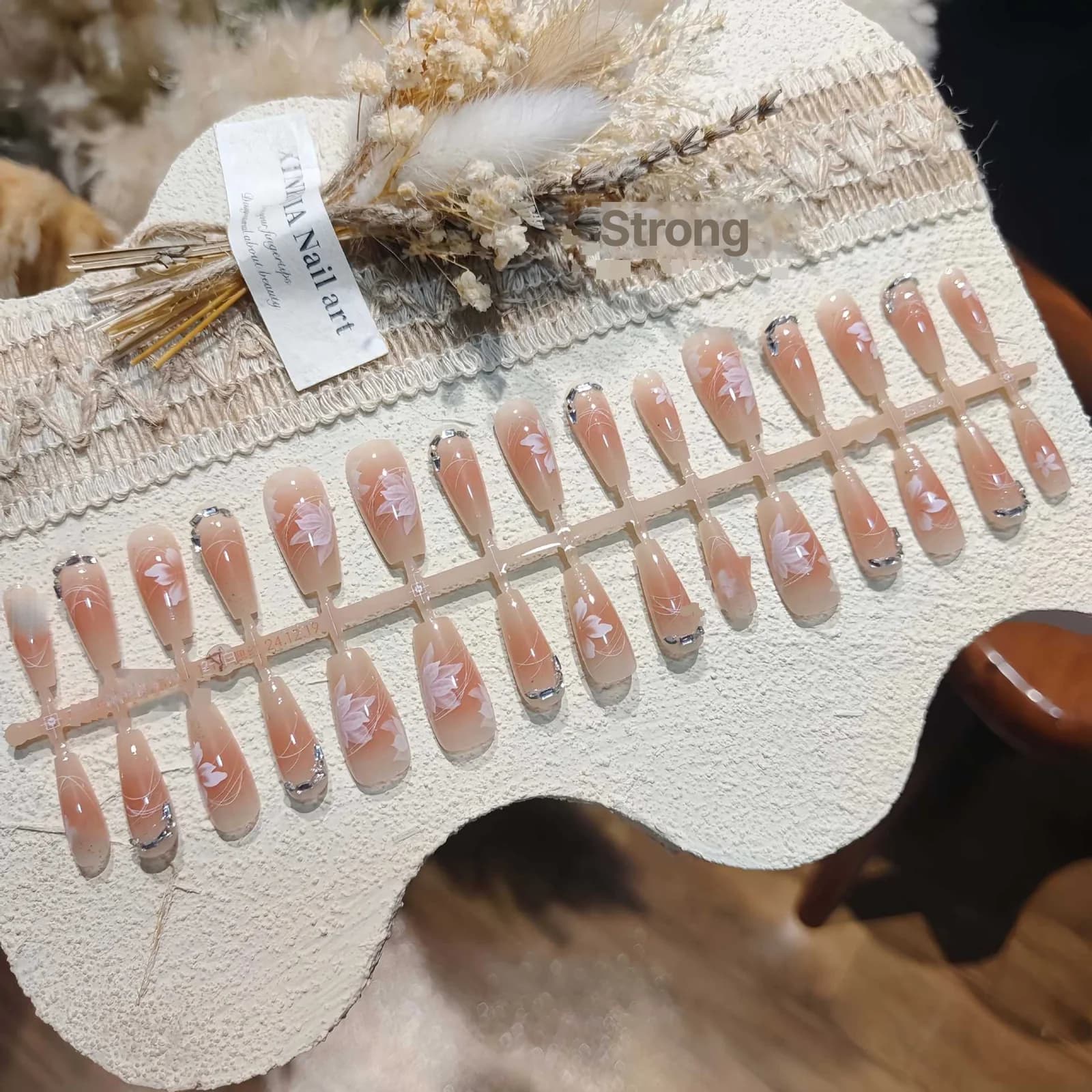 Lange press-on negler med blomster og rhinestones, lys rosa gradient