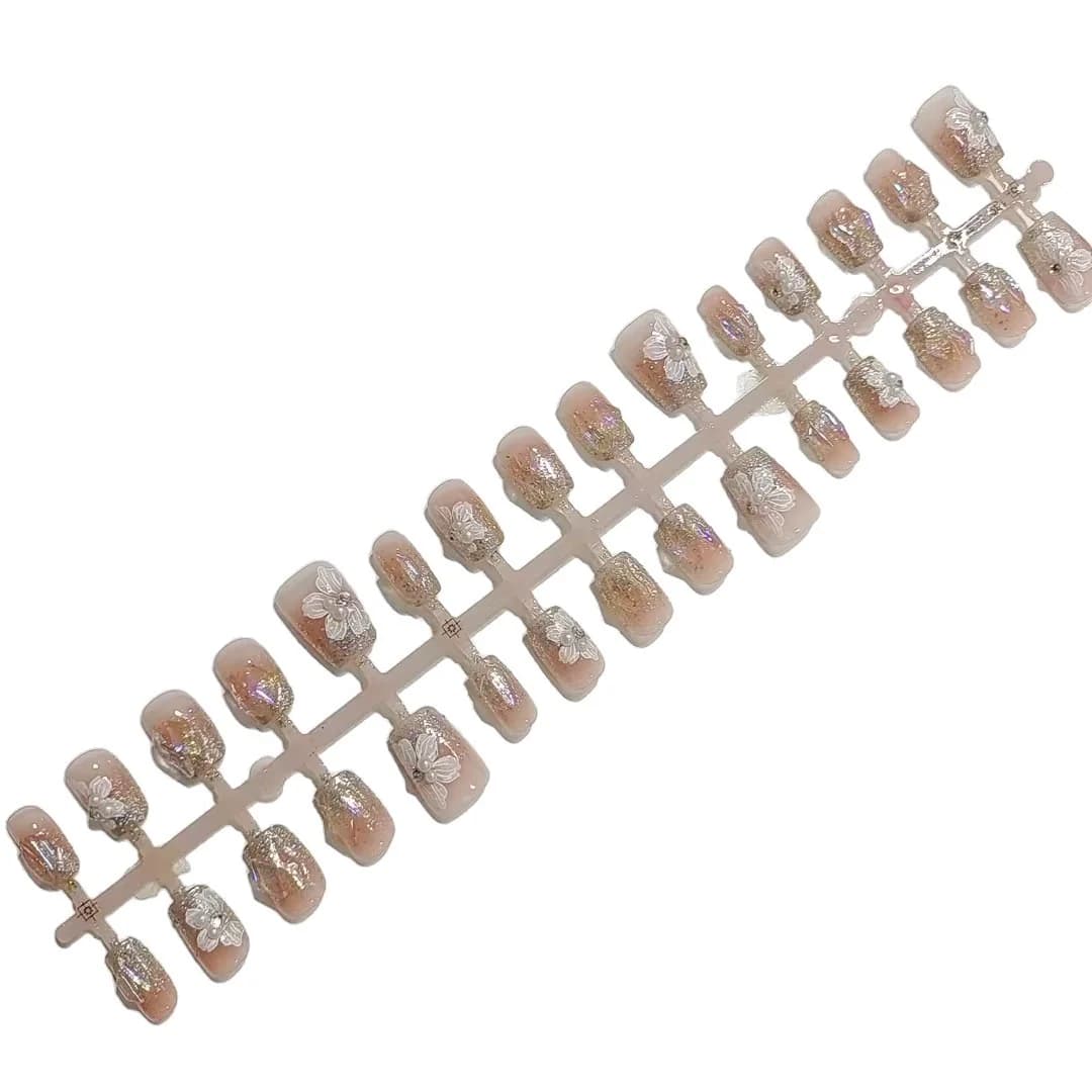 Trykk-på negler med perler og rhinsten, kort firkantet blomsterdesign