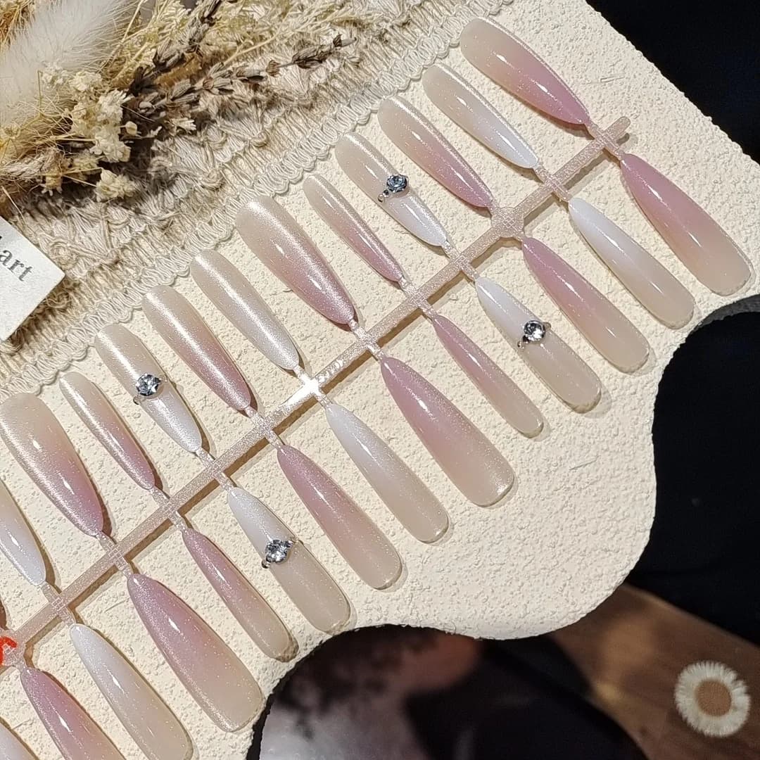 Stiletto kunstige negler med rhinsten, katteøye-glitterdesign