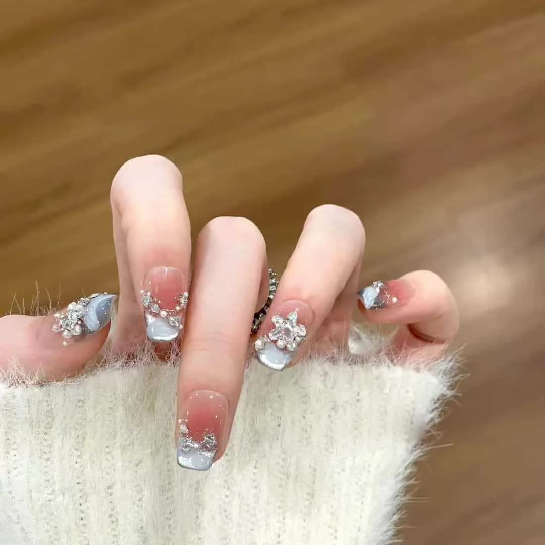 Blå franske spiss kunstige negler med perler og rhinestones