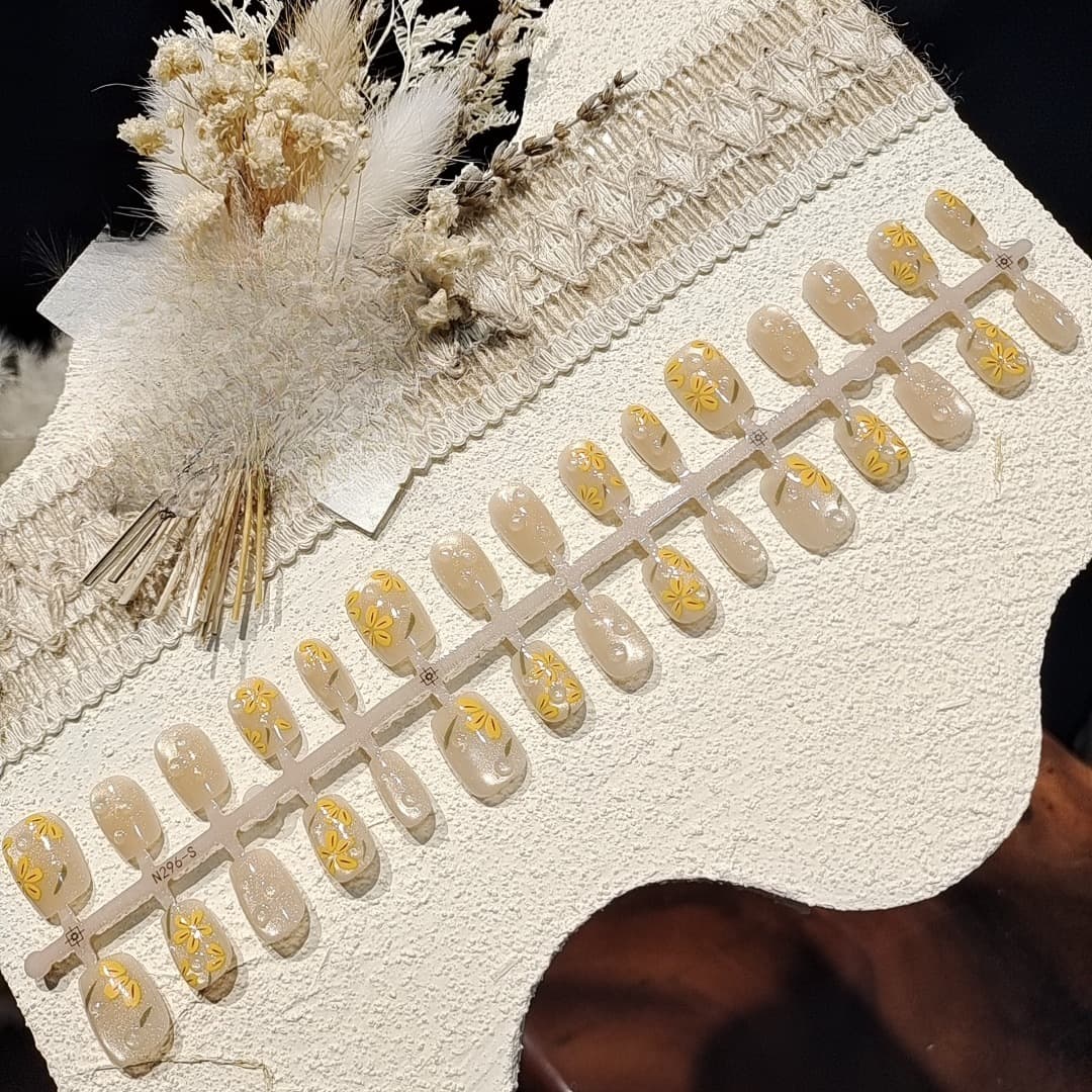 Søt oransje blomster press-on negler kort ballerina kattøyegel